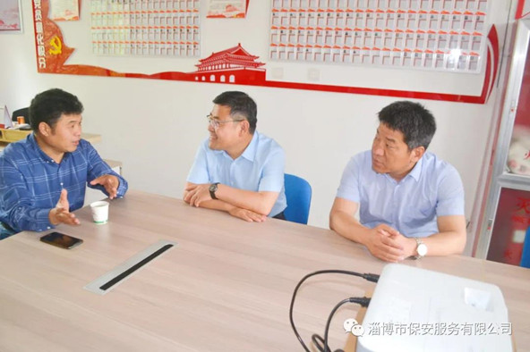 聽取社區(qū)工作人員對社區(qū)基本情況和群眾反映的意見、需求的介紹.jpg